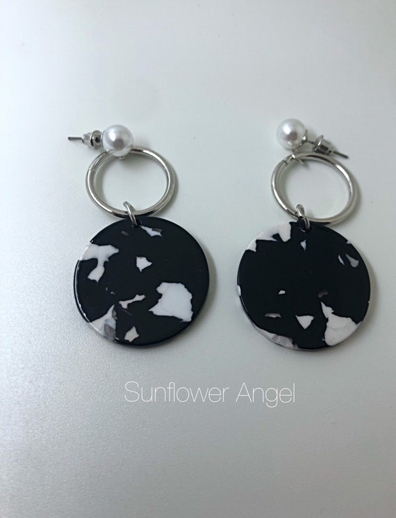 Acrylic earrings. With a loose pearl, studs for pierced ears. In black and white.