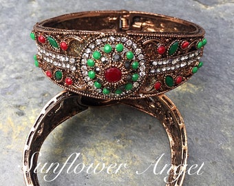 Stunning persian style bracelet, with spring back fastener.