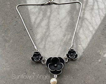 Mat black flower necklace, with a central drop pearl, very stylish necklace.