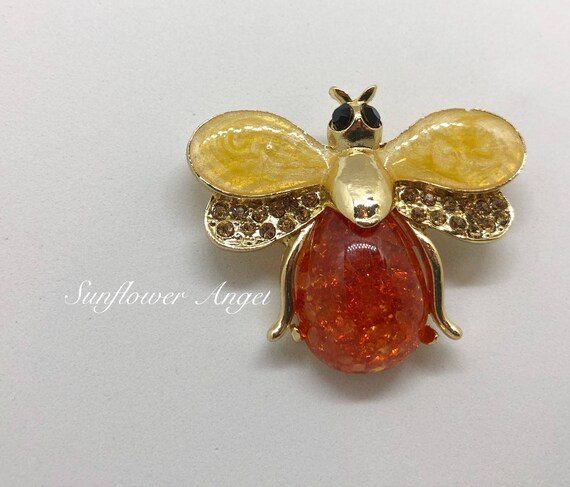 Amazing Vintage style silver glamourous bee brooch (Manchester bee). Bumble bee with crystals and opal style enamel.