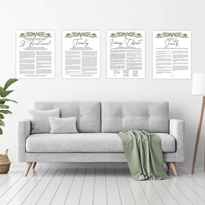 Puede incluir: Cuatro impresiones de arte de pared imprimibles con fondo blanco y bordes de hojas verdes. El texto en las impresiones dice "A Remarkable", "Family", "Living Christ" y "The Gift of Faith".