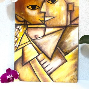 Op de afbeelding: Abstracte schilderij van twee gezichten in tinten geel, bruin en wit. De gezichten overlappen elkaar gedeeltelijk en hebben geometrische vormen. Het schilderij is rechtsonder gesigneerd.