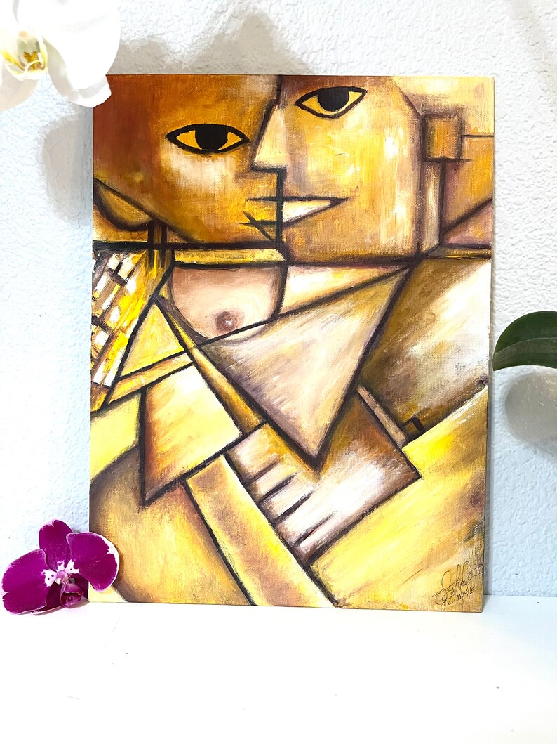 Op de afbeelding: Abstracte schilderij van twee gezichten in tinten geel, bruin en wit. De gezichten overlappen elkaar gedeeltelijk en hebben geometrische vormen. Het schilderij is rechtsonder gesigneerd.