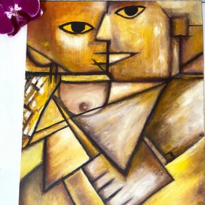 Op de afbeelding: Abstracte schilderij van twee gezichten in tinten geel, bruin en wit. De gezichten zijn gedeeltelijk bedekt door geometrische vormen.