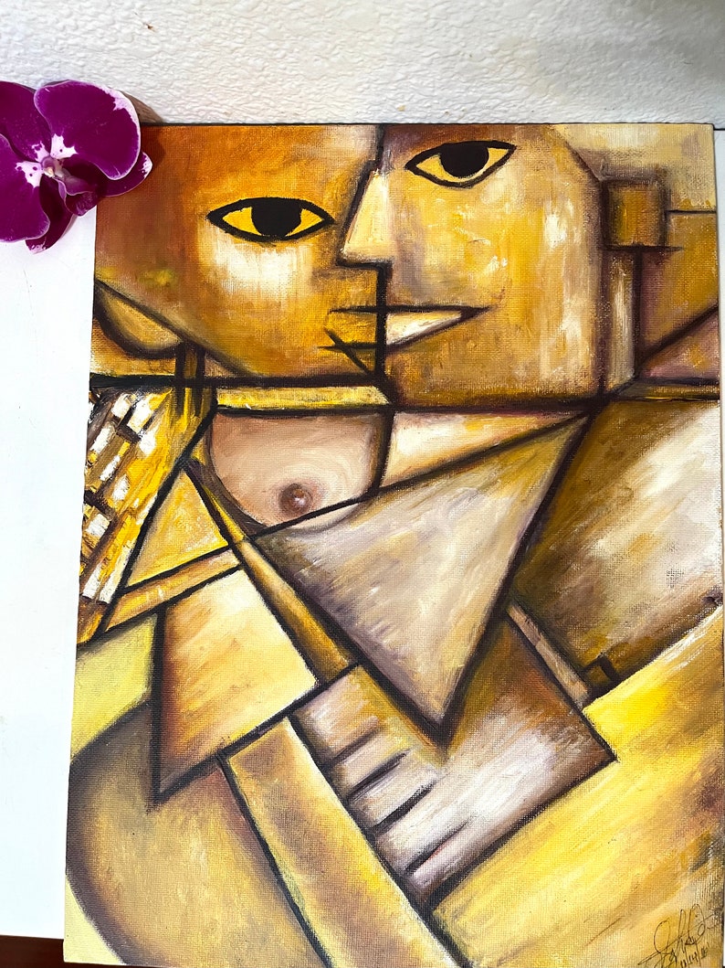 Op de afbeelding: Abstracte schilderij van twee gezichten in tinten geel, bruin en wit. De gezichten zijn gedeeltelijk bedekt door geometrische vormen.