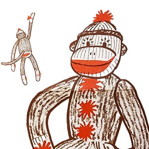 Puede incluir: Ilustración de dos monos de calcetín. El mono más grande tiene boca roja, detalles rojos y un gorro a rayas. El mono más pequeño está en una pose juguetona. Ambos son de rayas marrones y blancas.