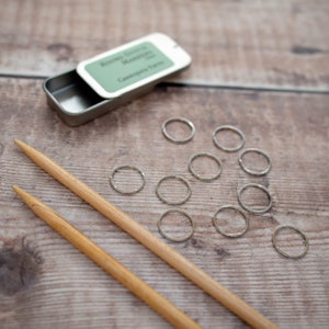 Round stitch markers - medium knitting with tin