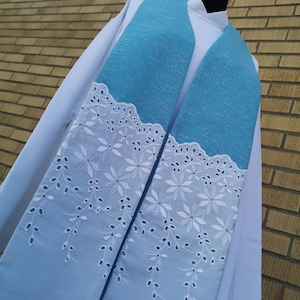 Hellblaue liturgische Stola mit upcycled besticktem Spitzenakzent-Stoff für Hochzeitsoffiziant, Pastor, Priester, Pastor oder Klerus