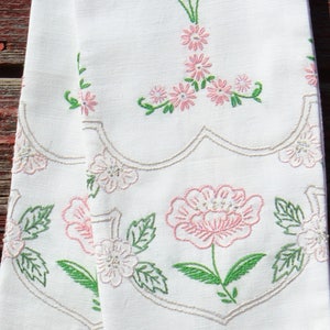 weiße Geistliche Stola mit upcycled handgestickten Blumen und handgemachter Spitze für Kommunion, Hochzeit, Taufe