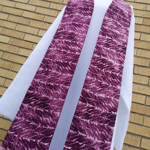 Einzigartige lila Geister-Stola im Batikstil, reversibel mit einer einfarbigen lila Rückseite für religiöse Führer, Pastoren, Geistliche, Geistliche, Geistliche