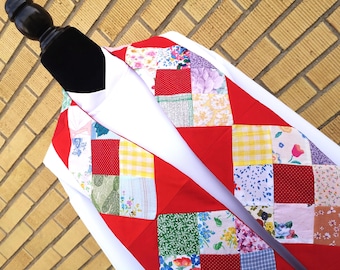 Estola clerical acolchada con retazos rojos; estola ministerial vintage reciclada