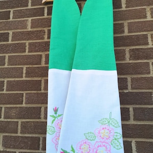 Besticktes grünes Klerus-Kleid-Gewand: Vintage handgenähte Blumen