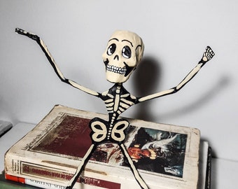 Crâne mexicain, crâne en sucre, sculpture en papier, papier mâché, papercraft, catrín mâle, jour des morts. Le jour des morts.