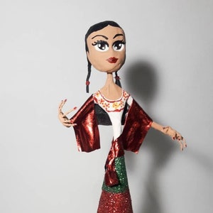 Bambola messicana, folklore messicano, costumi tradizionali. Cina Poblana ragazza. Papercraft, cartapesta, scultura in carta, cartonería.