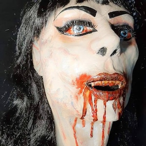 Dekoracyjna głowa kobiety wampira na ścianę, fałszywa taksydermia, rzeźba papierowa, Papier mache, Nosferatu