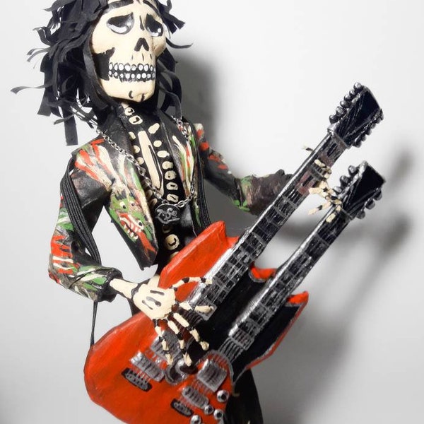 Jimmy Page Totenkopffigur. Papierskulptur. Figur aus Pappmaché. Papierhandwerk. Komplett handgefertigt. Fan Art. Die Gitarre kann aufgestellt und entnommen werden