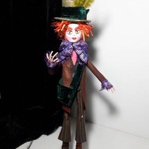 Scultura in carta del Cappellaio Matto, papercraft, tecnica della cartapesta. Figura di Alice nel Paese delle Meraviglie. Papillon viola.