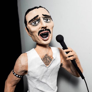 Papierowa rzeźba Freddiego Mercury'ego. Papier-mache. Papiernicze. Dzieło sztuki. Grafika fanów.