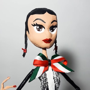 Bambola messicana, mariachi ragazza Papercraft, cartapesta, scultura di carta, cartonerèa.