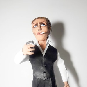 David Bowies Papierskulptur. Pappmaché. Papierkunst. Thin White Duke Kostüm. Kunstwerk. Fanart