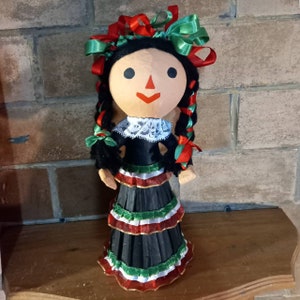 Muñeca María, lele, tradicional mexicana, paper mache, cartonería, paper sculpture. Papercraft.
