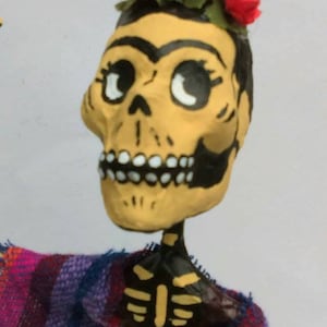 Catrina de Frida Kahlo Escultura em papel, papel machê, cartonería, caveiras mexicanas, tradição mexicana, dia dos mortos.Dia mexicano da morte