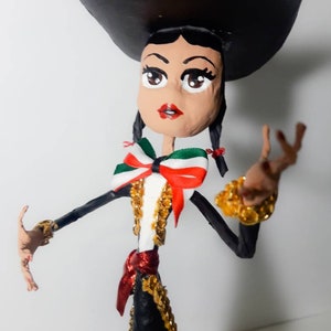 Bambola messicana, mariachi ragazza Papercraft, cartapesta, scultura di carta, cartonerèa.