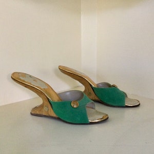 1950er Jahre Grün & Gold Bumerang Keil Sandalen