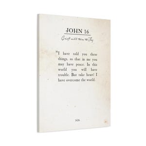 Puede incluir: Impresi&oacute;n rectangular en lienzo con texto de Juan 16:33. El texto est&aacute; en tinta negra sobre un fondo color crema, con las palabras "Grief will turn to Joy" en cursiva. La impresi&oacute;n tiene un aspecto vintage y envejecido.