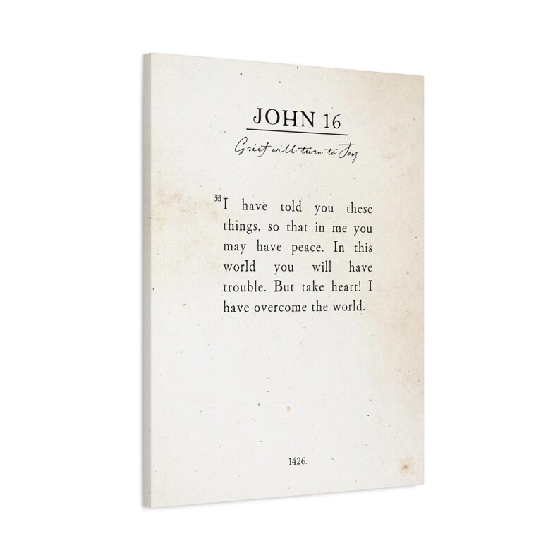 Puede incluir: Impresi&oacute;n rectangular en lienzo con texto de Juan 16:33. El texto est&aacute; en tinta negra sobre un fondo color crema, con las palabras "Grief will turn to Joy" en cursiva. La impresi&oacute;n tiene un aspecto vintage y envejecido.