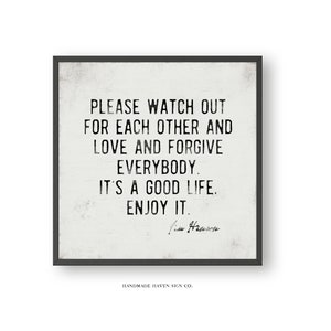 Op de afbeelding: Een ingelijst bord met een witte achtergrond en zwarte tekst. De tekst luidt: "PLEASE WATCH OUT FOR EACH OTHER AND LOVE AND FORGIVE EVERYBODY. IT'S A GOOD LIFE. ENJOY IT." De handtekening "Jim Henson" staat onderaan.