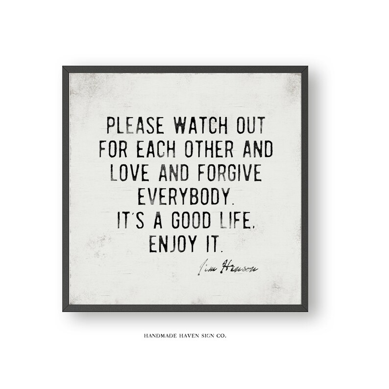Op de afbeelding: Een ingelijst bord met een witte achtergrond en zwarte tekst. De tekst luidt: "PLEASE WATCH OUT FOR EACH OTHER AND LOVE AND FORGIVE EVERYBODY. IT'S A GOOD LIFE. ENJOY IT." De handtekening "Jim Henson" staat onderaan.