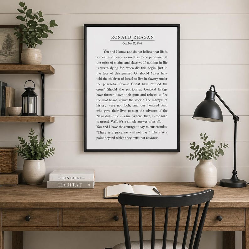 Puede incluir: Un marco negro con un texto de Ronald Reagan, fechado el 27 de octubre de 1964. El texto blanco est&aacute; sobre un fondo blanco. El marco est&aacute; sobre un escritorio de madera con una l&aacute;mpara de escritorio negra y una silla negra.