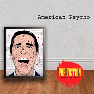 Könnte beinhalten: Eine gerahmte Illustration eines Mannes mit Blutspritzer im Gesicht, der schreit. Der Text "American Psycho" befindet sich über dem Rahmen. Der Text "POP FICTION" befindet sich unter dem Rahmen.