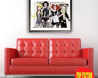 Puede incluir: Una impresión enmarcada de una ilustración en blanco y negro del reparto de The Rocky Horror Picture Show. Los personajes están vestidos con sus trajes icónicos y están de pie en grupo. El texto "The Rocky Horror Picture Show" está impreso en la parte superior de la imagen.