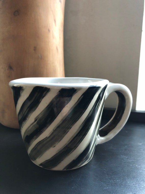 Schwarz weiß gestreifte handbemalte Keramiktasse