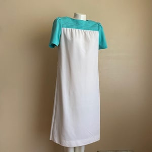 Vintage Leslie Fay Size 10 Sheath Dress White Turquoise Short Sleeve Mod 60s
