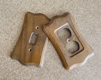 Interrupteur et cache de prise de courant vintage en bois moucheté des années 70, rétro décoratif en bois