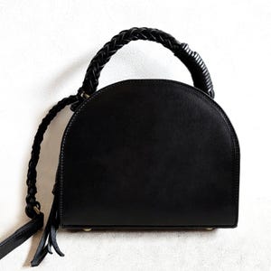 Ledertasche mit geflochtenen Ledergriffen, Lederhandtasche mit gewebten Ledergriffen, Lederumhängetasche mit geflochtenen Lederriemen