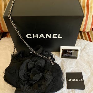 Vintage Chanel Satin und Spitze Camellia Umhängetasche in noir 2005-2006 mit originaler Box und Echtheitszertifikat