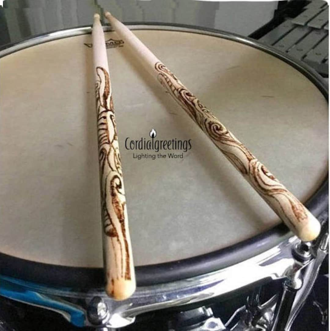 Paire de baguettes de tambour Baguettes en bois gravées en taille 5A,  cadeaux pour batteur ou musicien, cadeaux de groupe personnalisés, cadeau  de Noël étudiant -  France