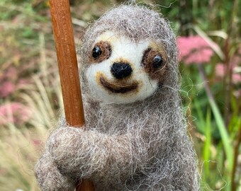 ニードルフェルトのウールナマケモノ彫刻：かわいいナマケモノの