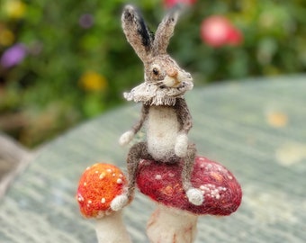 Liebre de fieltro con setas - Conejito de juguete vintage en miniatura, animal del bosque articulado, decoración infantil hecha a mano