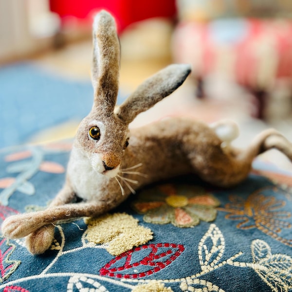 Liebre reclinada/Regalo para amantes de los conejos/Escultura de liebre/Conejo de fieltro/Animales de fieltro/Animal de fieltro con aguja/Liebre de fieltro con aguja/Liebre de fieltro/Regalo de liebre