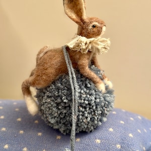 Lapin pompon/Lièvre en feutre/Décoration de printemps/Lièvre feutré à l'aiguille/Lièvre en feutre/Lapin en feutre/Lapin de Pâques/Ornement de lapin/Poupée lapin/Cadeau lapin