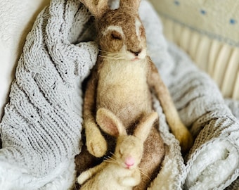 Liebre durmiendo/Liebre de fieltro con aguja/Liebre madre/Liebre de fieltro/Conejo de fieltro/Animal de fieltro/Liebre de fieltro/Escultura de liebre OOAK/Animales de fieltro/Decoración del hogar