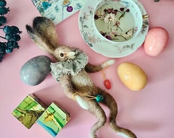 Liebre articulada de fieltro con aguja, animal de bosque en miniatura coleccionable, figura de liebre hecha a mano, regalo para amantes de las liebres