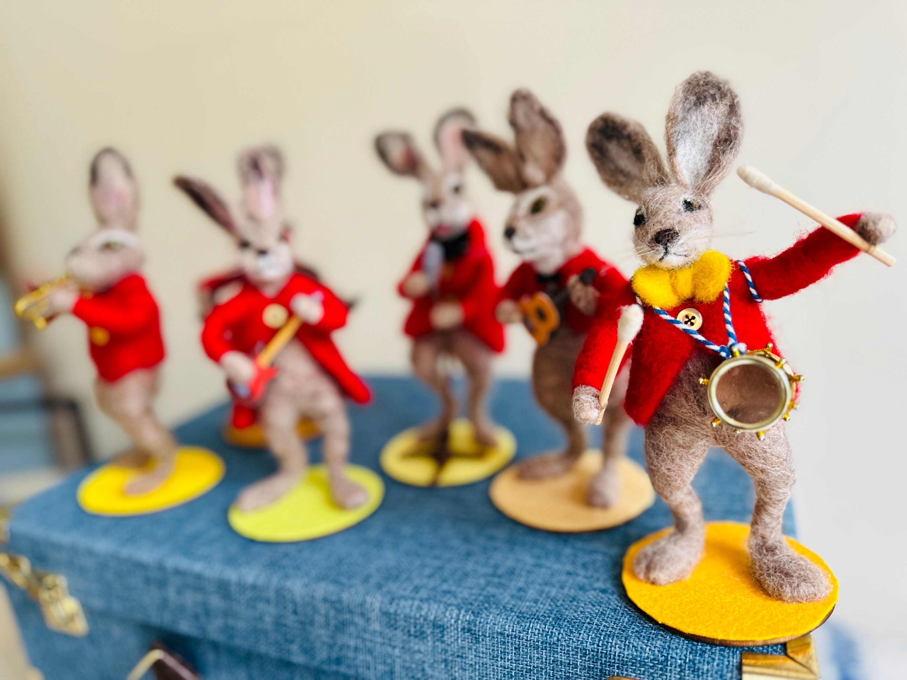 Musik Hase/Musikantik Hase/Kaninchen Puppe/Nadel gefilztes Kaninchen/Musiker  Kaninchen/Nadelgefilztes Tier/Filzes Kaninchen/Kaninchen Ornament/Kaninchen  - .de