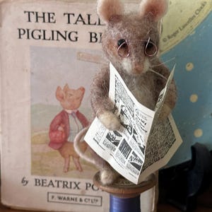 Mouse on spool/Mouse Ornament/Brown Mouse/Potter Mouse/Felted Mouse/Tiny Mouse/Character Mouse/Needle felted /Needle felt Mouse/Mouse Gift