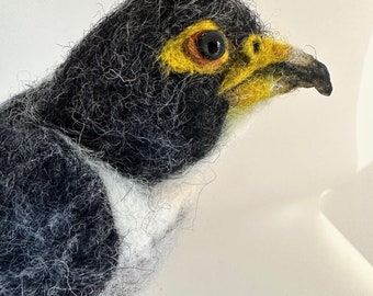 Naaldvilten sculptuur slechtvalk – Realistische wolvogelkunst